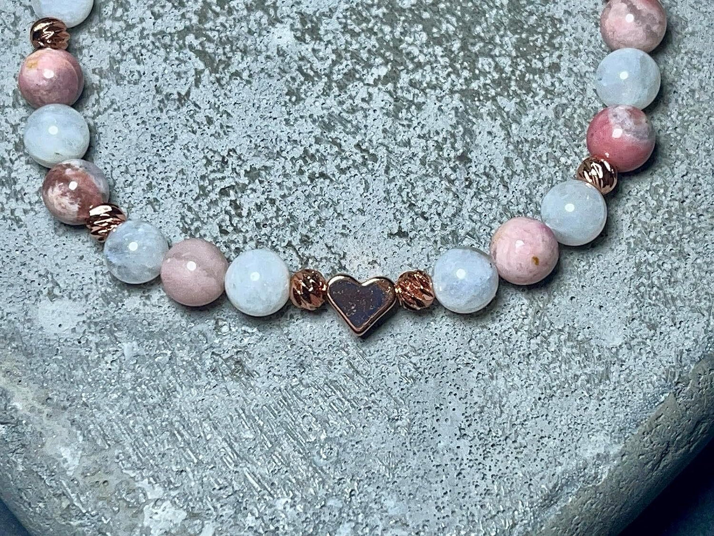 Armband Mondstein Rhodonit Facettenperlen Roségold plated - spirituelles Perlenarmband Selbstliebe Herzöffnung Liebe Mitgefühl