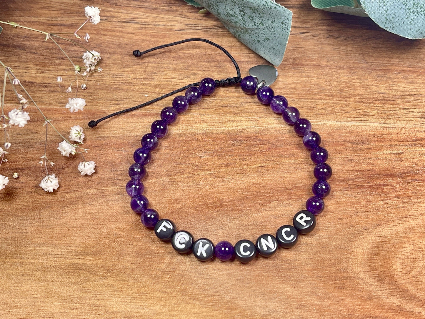 Armband Fuck Cancer Amethyst Makramee - Geschenk Aufmunterung Genesung Brustkrebs Wunschedelstein - starker Schutzstein Perlenarmband
