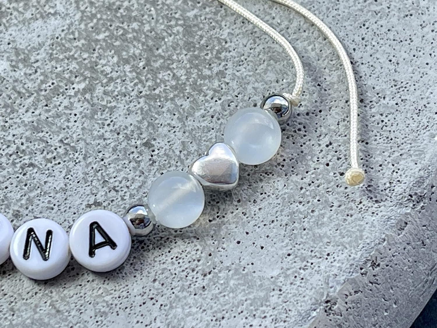 Majas Perlen Armband mit Namen Mondstein Herz DQ - alle Größen einstellbar XS bis XXL - echte Edelsteine und Edelstahl - Unisex