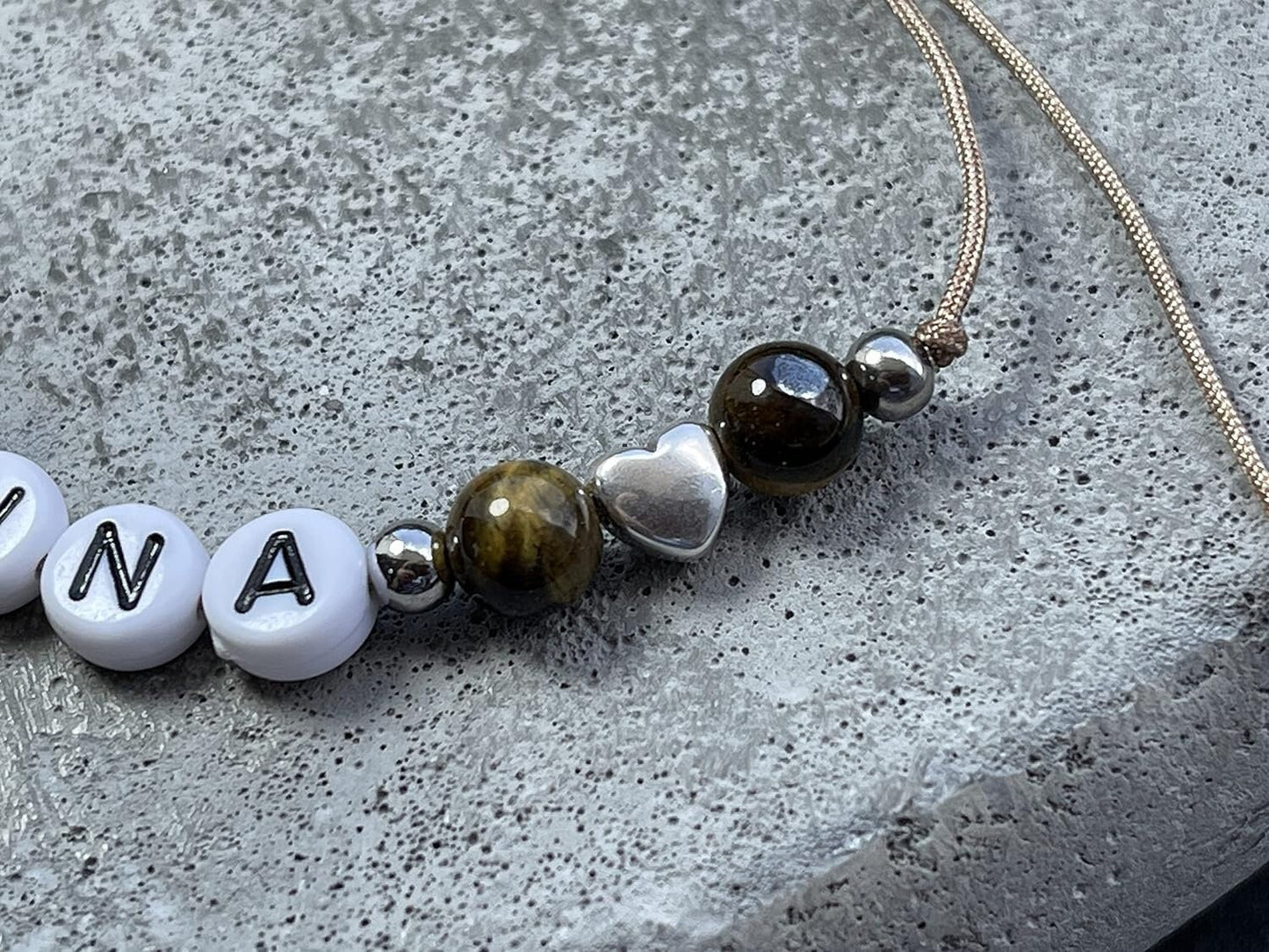 Majas Perlen Armband mit Namen Tigerauge Herz DQ - alle Größen einstellbar XS bis XXL - echte Edelsteine und Edelstahl - Unisex