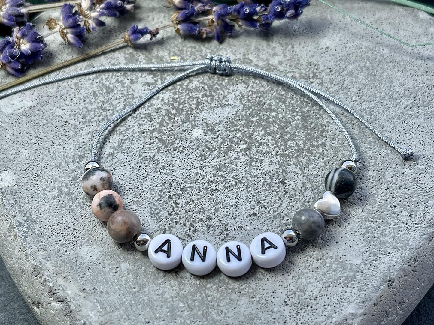 Majas Perlen Armband mit Namen Zebra Jaspis Herz DQ - alle Größen einstellbar XS bis XXL - echte Edelsteine und Edelstahl - Unisex
