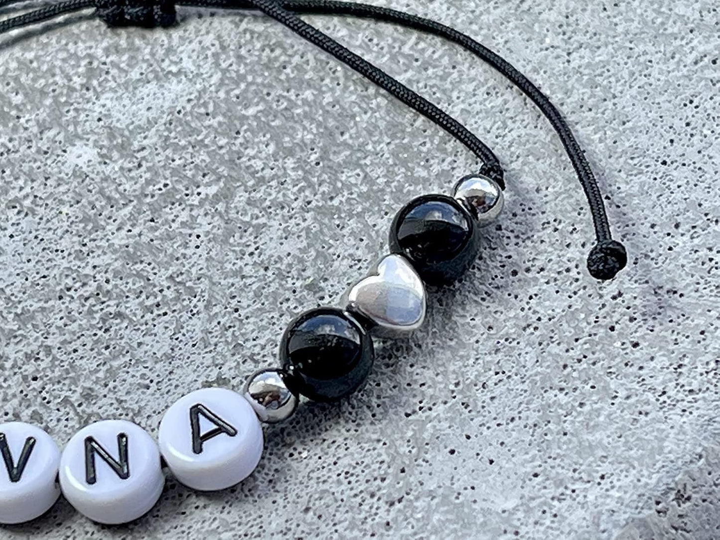 Majas Perlen Armband mit Namen Onyx schwarzer Achat Herz DQ - alle Größen einstellbar XS bis XXL - echte Edelsteine und Edelstahl - Unisex
