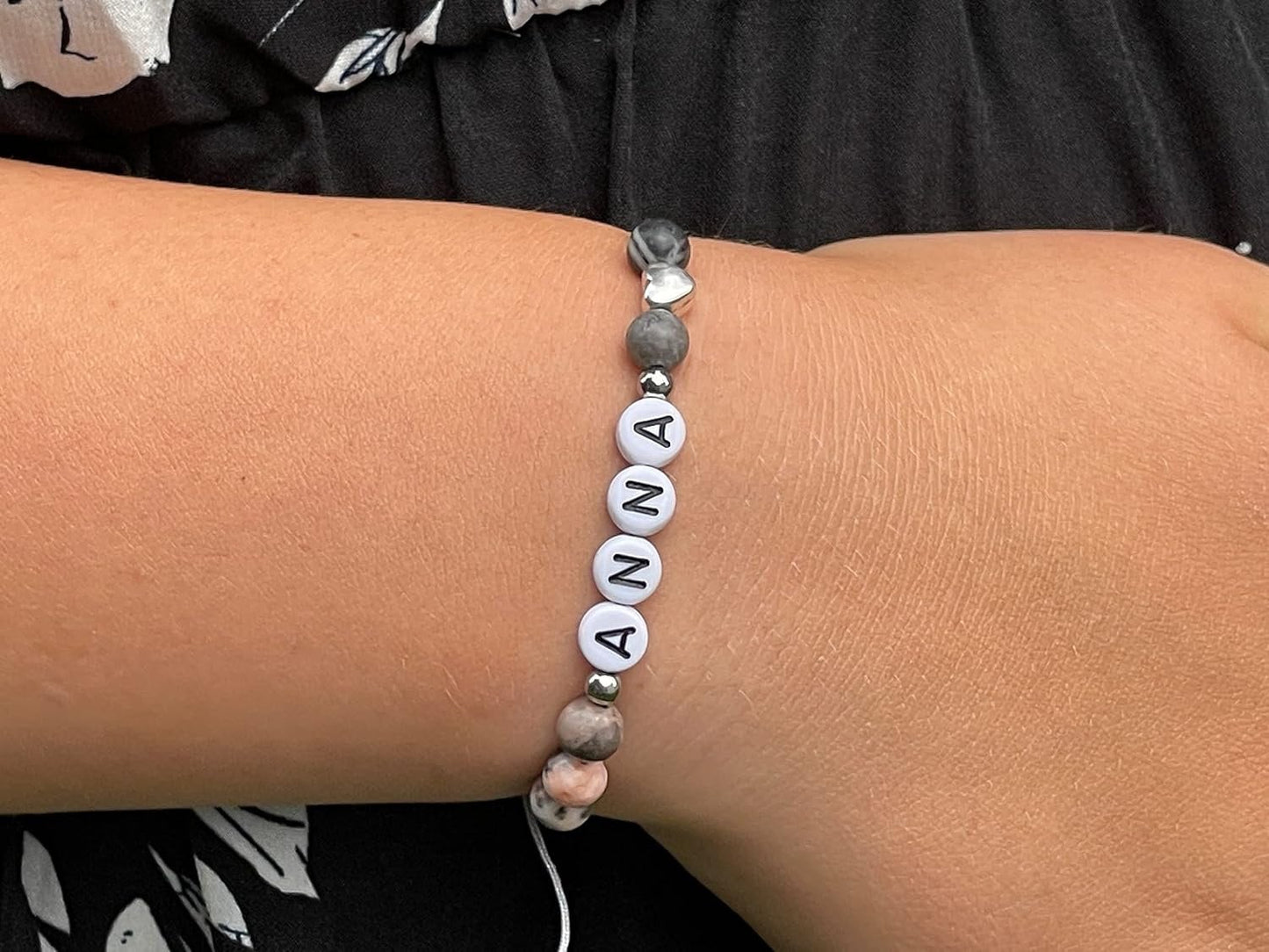 Majas Perlen Armband mit Namen Zebra Jaspis Herz DQ - alle Größen einstellbar XS bis XXL - echte Edelsteine und Edelstahl - Unisex