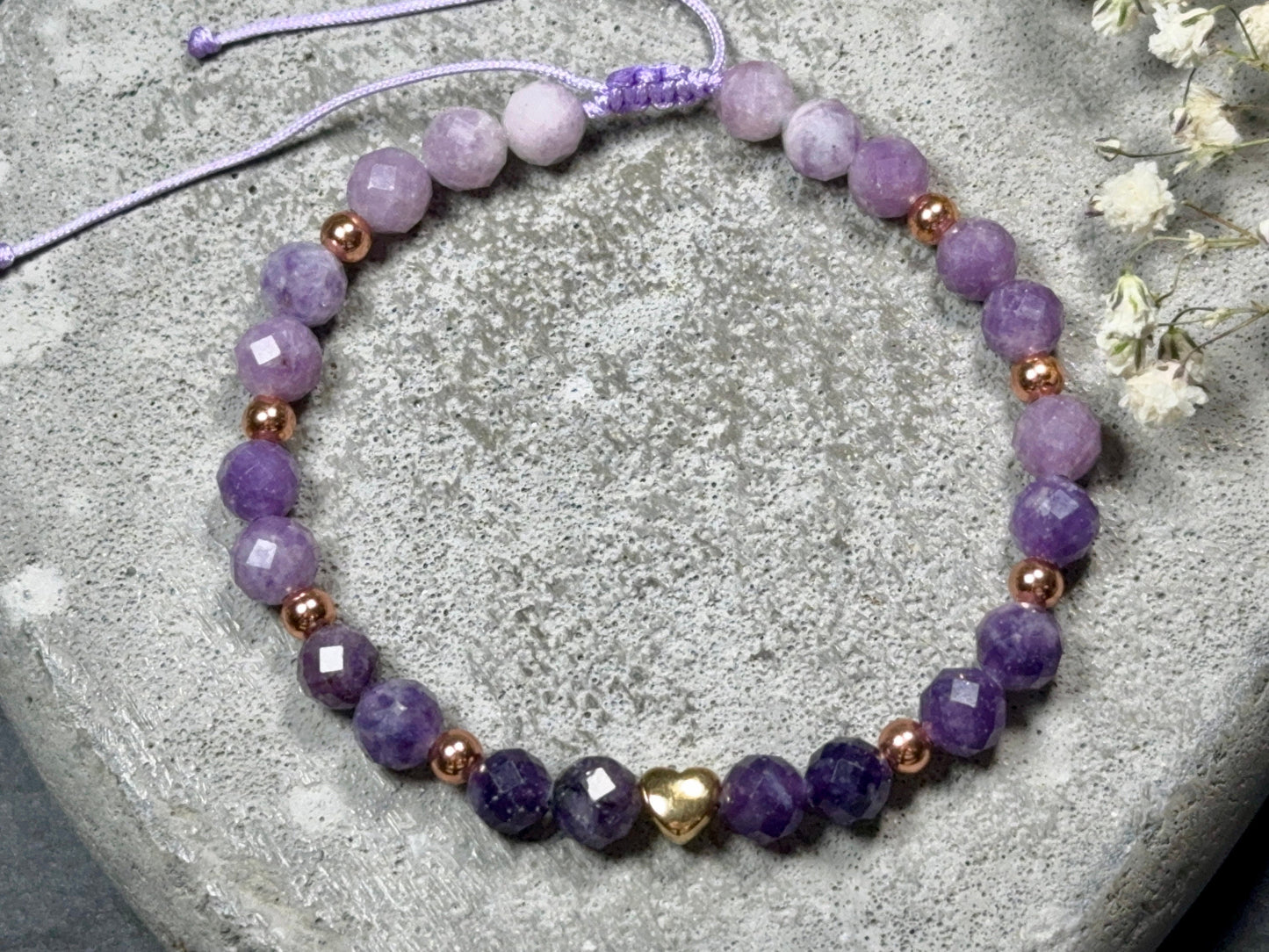 Perlenarmband Sugilith echter Naturstein Farbverlauf Makramee - Herz DQ Roségold - esoterisches Armband Schutz emotionale Heilung