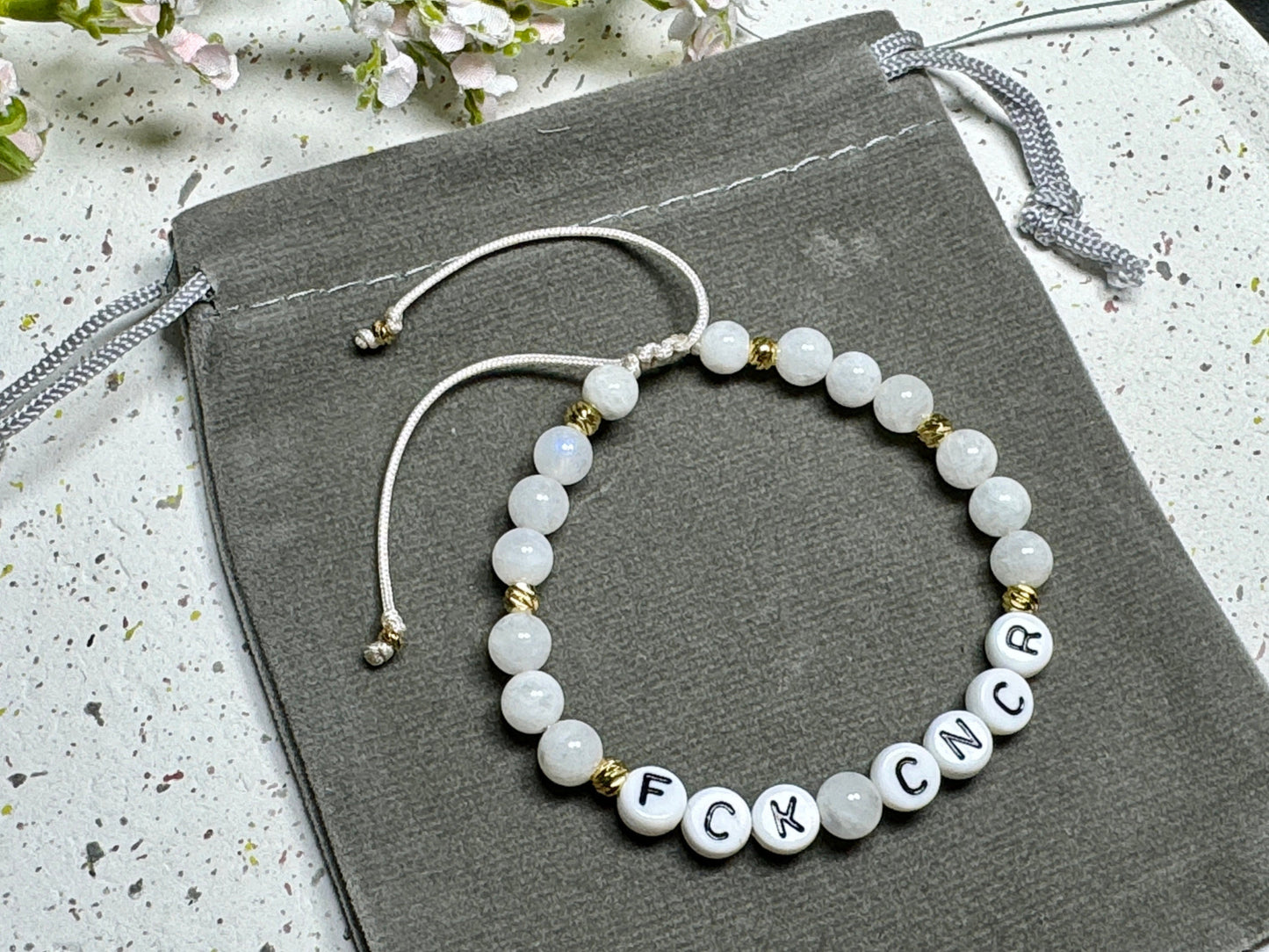 Armband Fuck Cancer Mondstein vergoldet Makramee Geschenk Aufmunterung Genesung Brustkrebs Wunschedelstein Perlenarmband Schutzstein