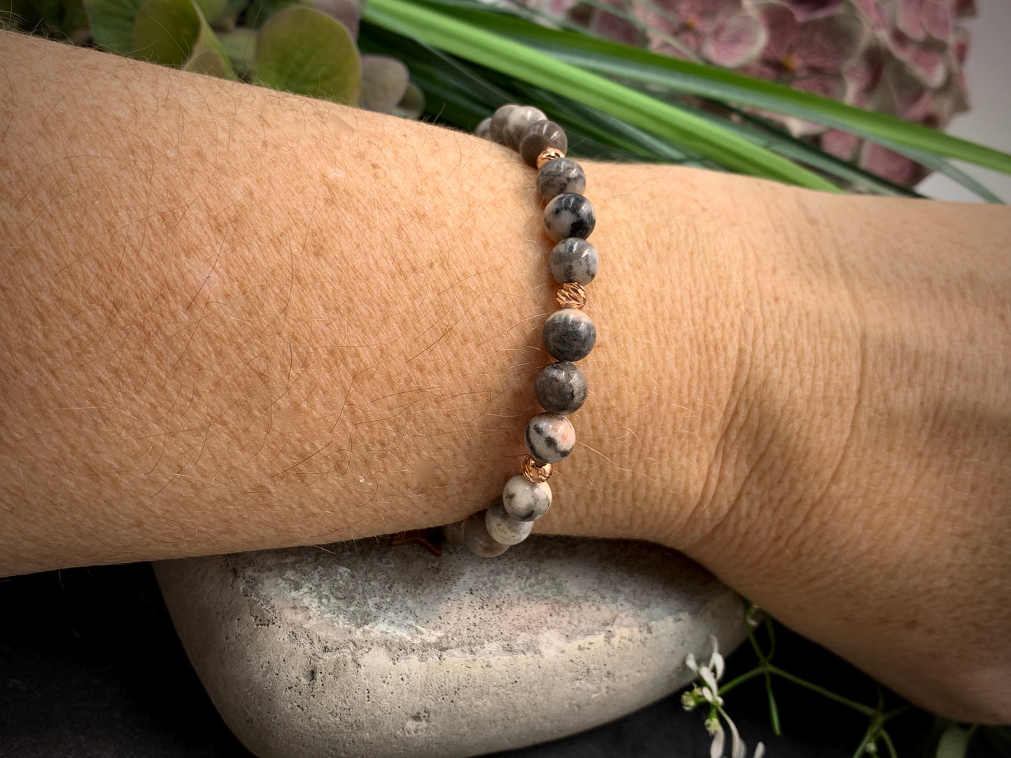 Armband Zebra Jaspis, Facettenperlen 18k Rosegold plated, Makramee