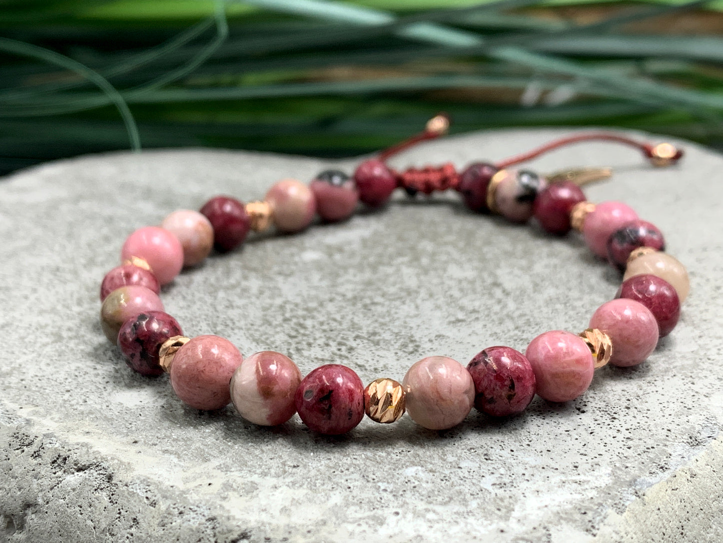 Perlenarmband Rhodonit und Achat - Facettenperlen Rosegold plated - Makramee - Größe verstellbar