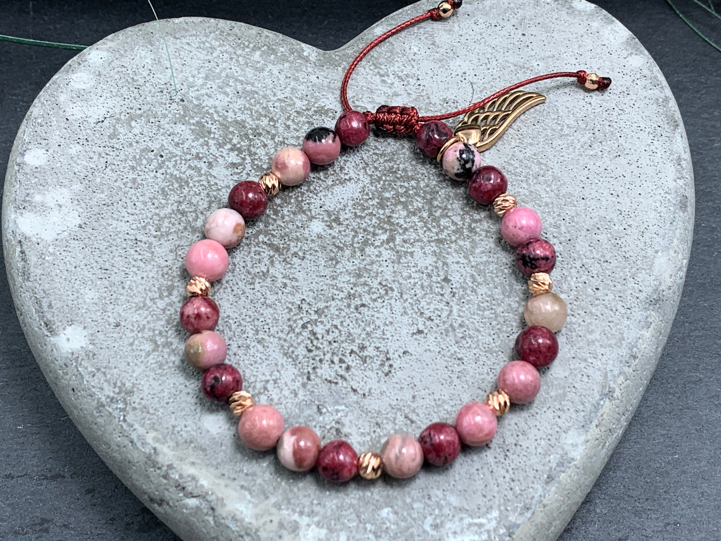 Perlenarmband Rhodonit und Achat - Facettenperlen Rosegold plated - Makramee - Größe verstellbar