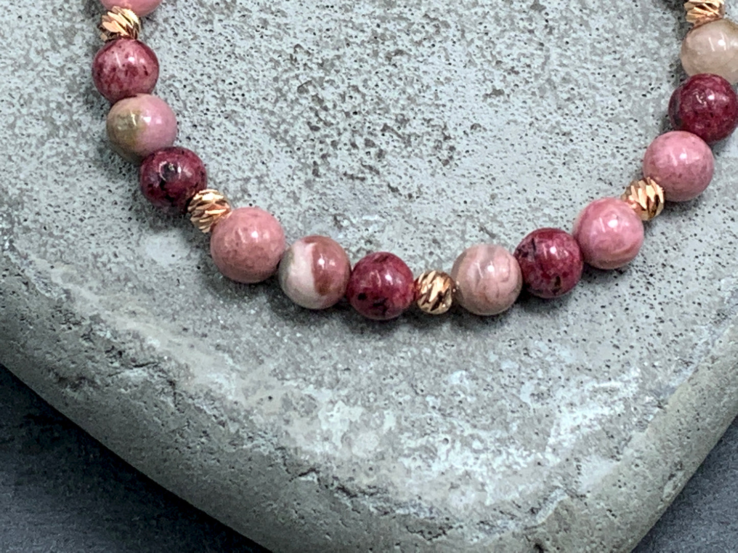 Perlenarmband Rhodonit und Achat - Facettenperlen Rosegold plated - Makramee - Größe verstellbar