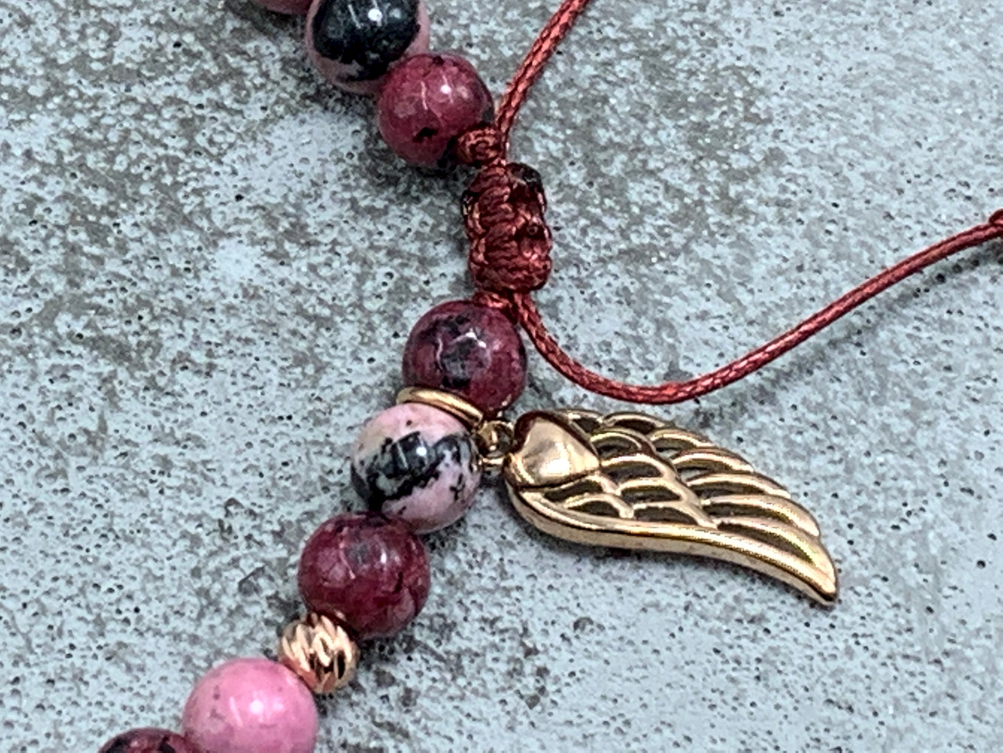 Perlenarmband Rhodonit und Achat - Facettenperlen Rosegold plated - Makramee - Größe verstellbar