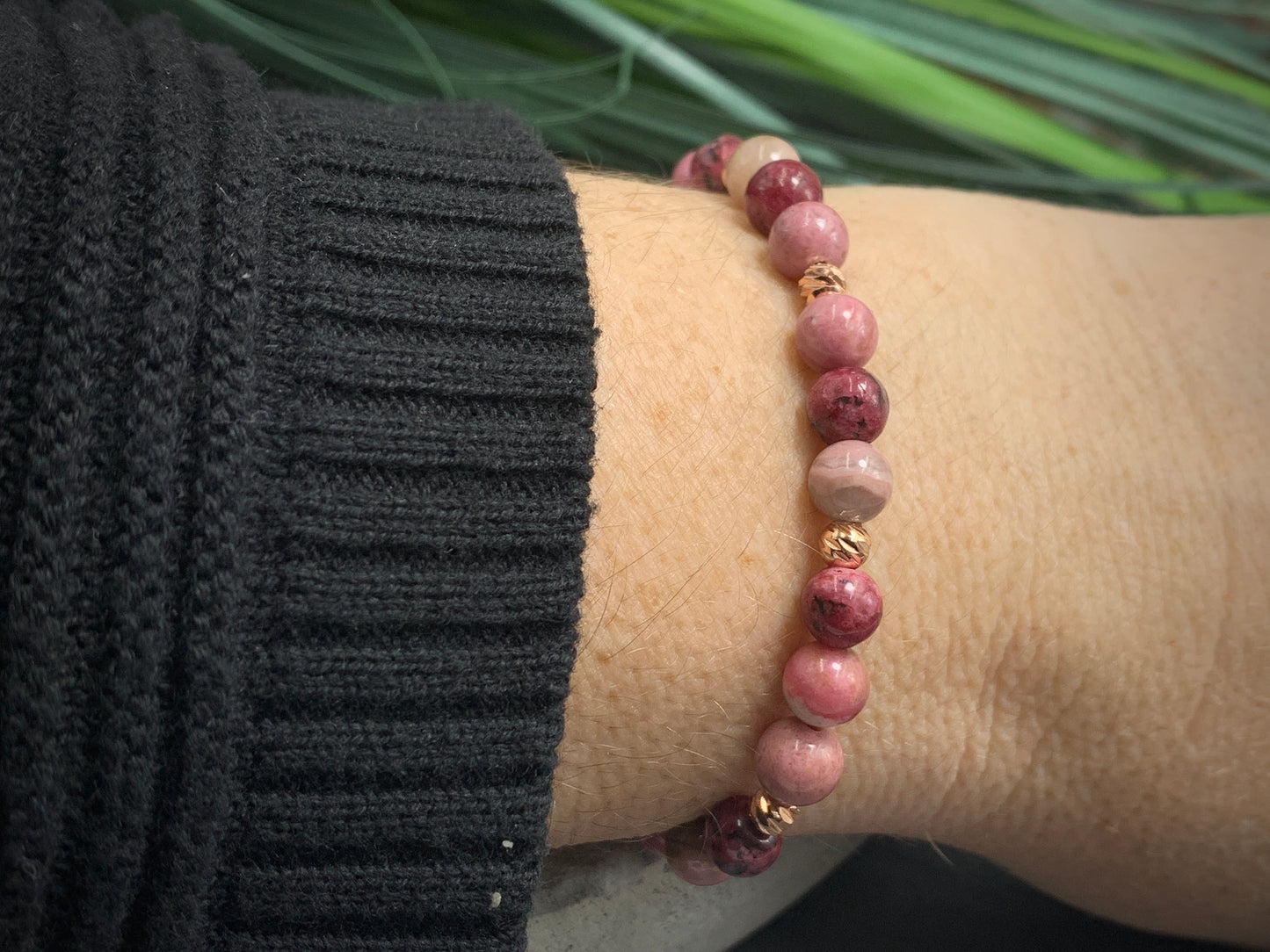 Perlenarmband Rhodonit und Achat - Facettenperlen Rosegold plated - Makramee - Größe verstellbar