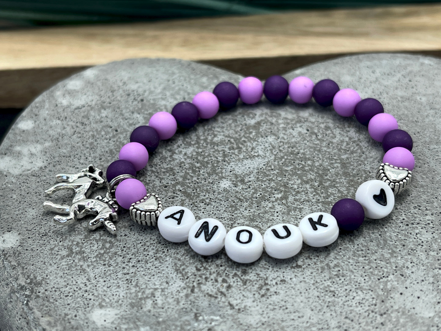 Armband Name Anouk - flieder purple - Einhorn - Acryl Perlen 6 mm - Namensarmband Perlen - Geschenk Mädchen - Armband mit Name - Geburtstagsgeschenk - Größe 13 cm Kinder bis 22 cm - anpassbar