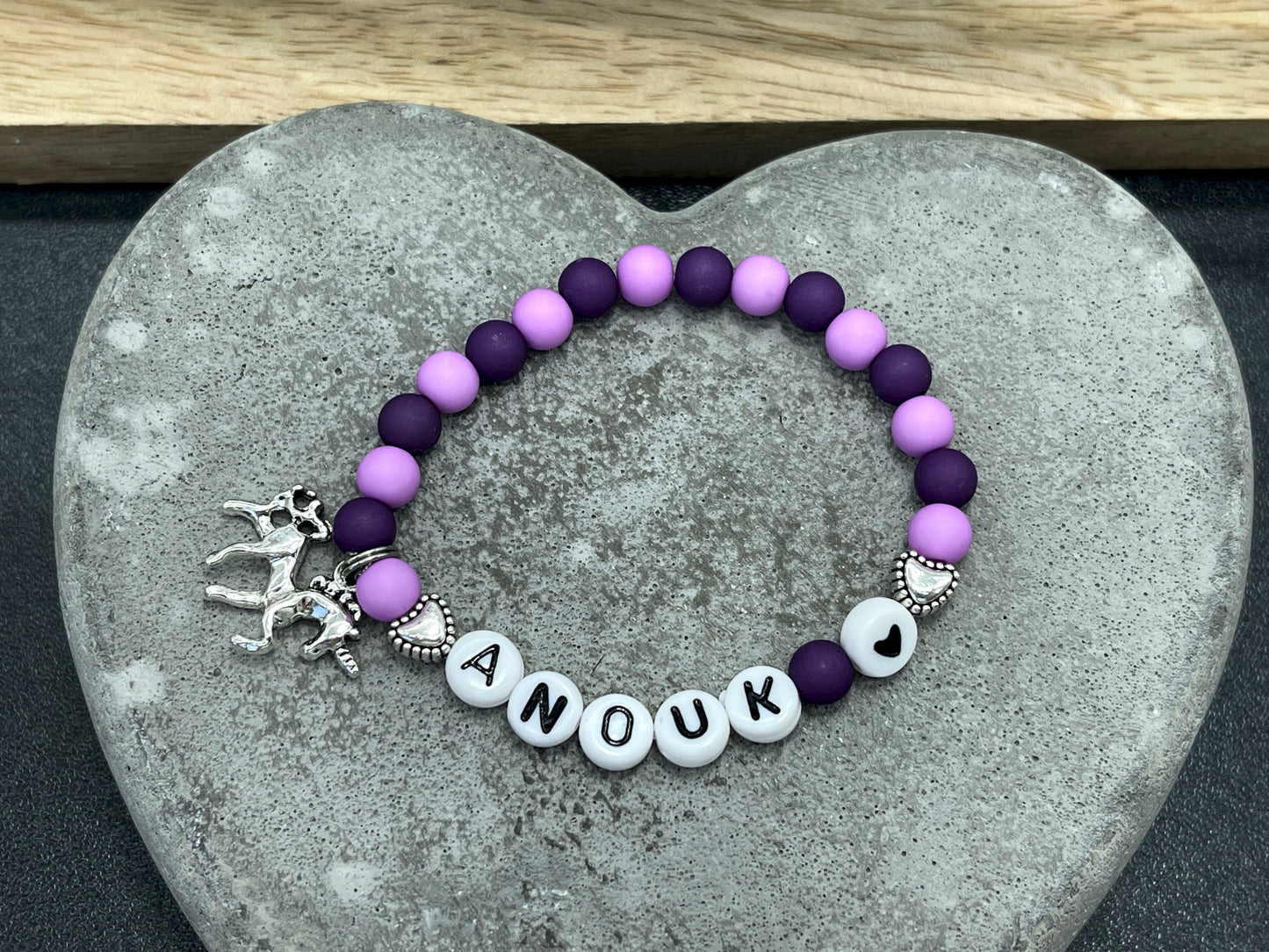 Armband Name Anouk - flieder purple - Einhorn - Acryl Perlen 6 mm - Namensarmband Perlen - Geschenk Mädchen - Armband mit Name - Geburtstagsgeschenk - Größe 13 cm Kinder bis 22 cm - anpassbar