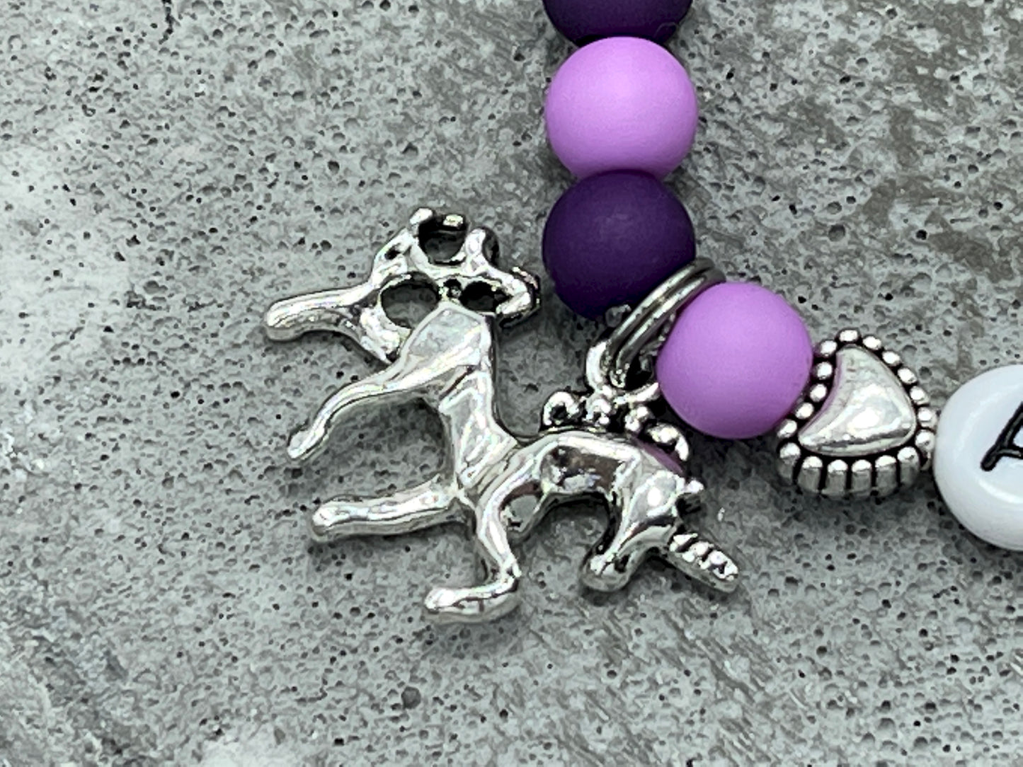Armband Name Anouk - flieder purple - Einhorn - Acryl Perlen 6 mm - Namensarmband Perlen - Geschenk Mädchen - Armband mit Name - Geburtstagsgeschenk - Größe 13 cm Kinder bis 22 cm - anpassbar