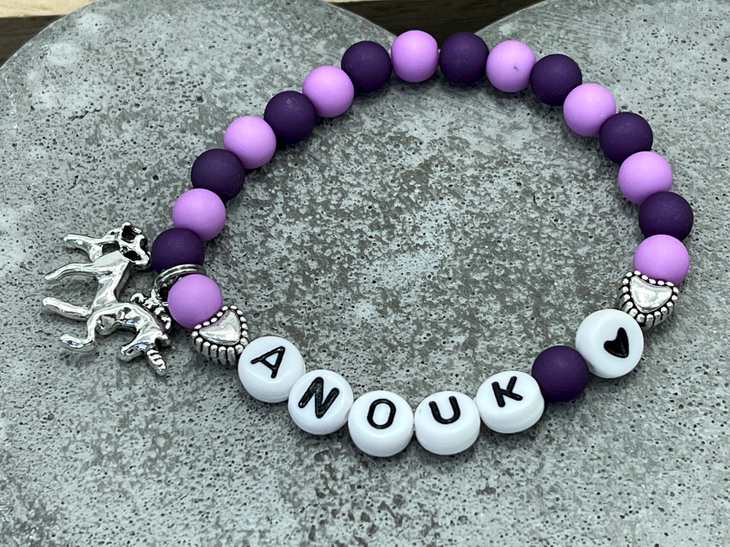 Armband Name Anouk - flieder purple - Einhorn - Acryl Perlen 6 mm - Namensarmband Perlen - Geschenk Mädchen - Armband mit Name - Geburtstagsgeschenk - Größe 13 cm Kinder bis 22 cm - anpassbar