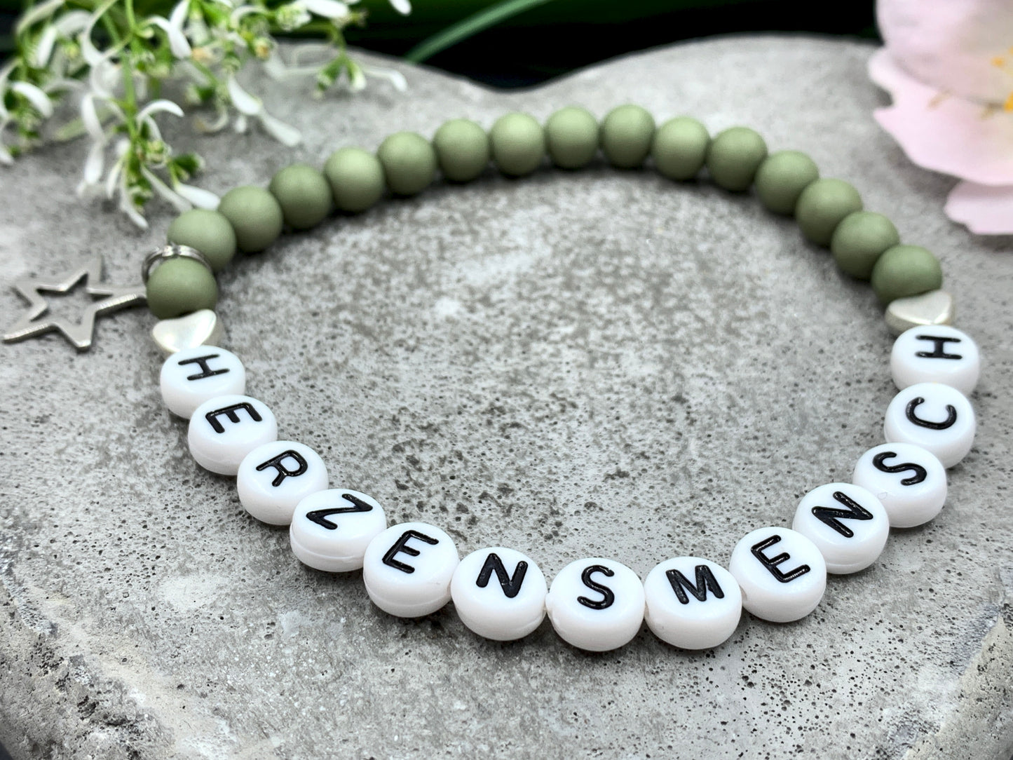 Armband Herzensmensch oliv Acryl - Namensarmband personalisierbar - Geschenk Lieblingsmensch Mama Mädcehn - Wunschfarbe - Handmade personalisierbar