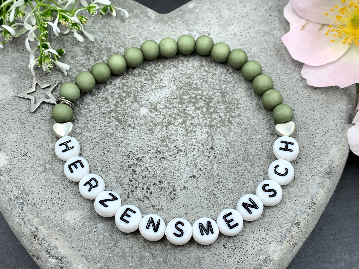 Armband Herzensmensch oliv Acryl - Namensarmband personalisierbar - Geschenk Lieblingsmensch Mama Mädcehn - Wunschfarbe - Handmade personalisierbar