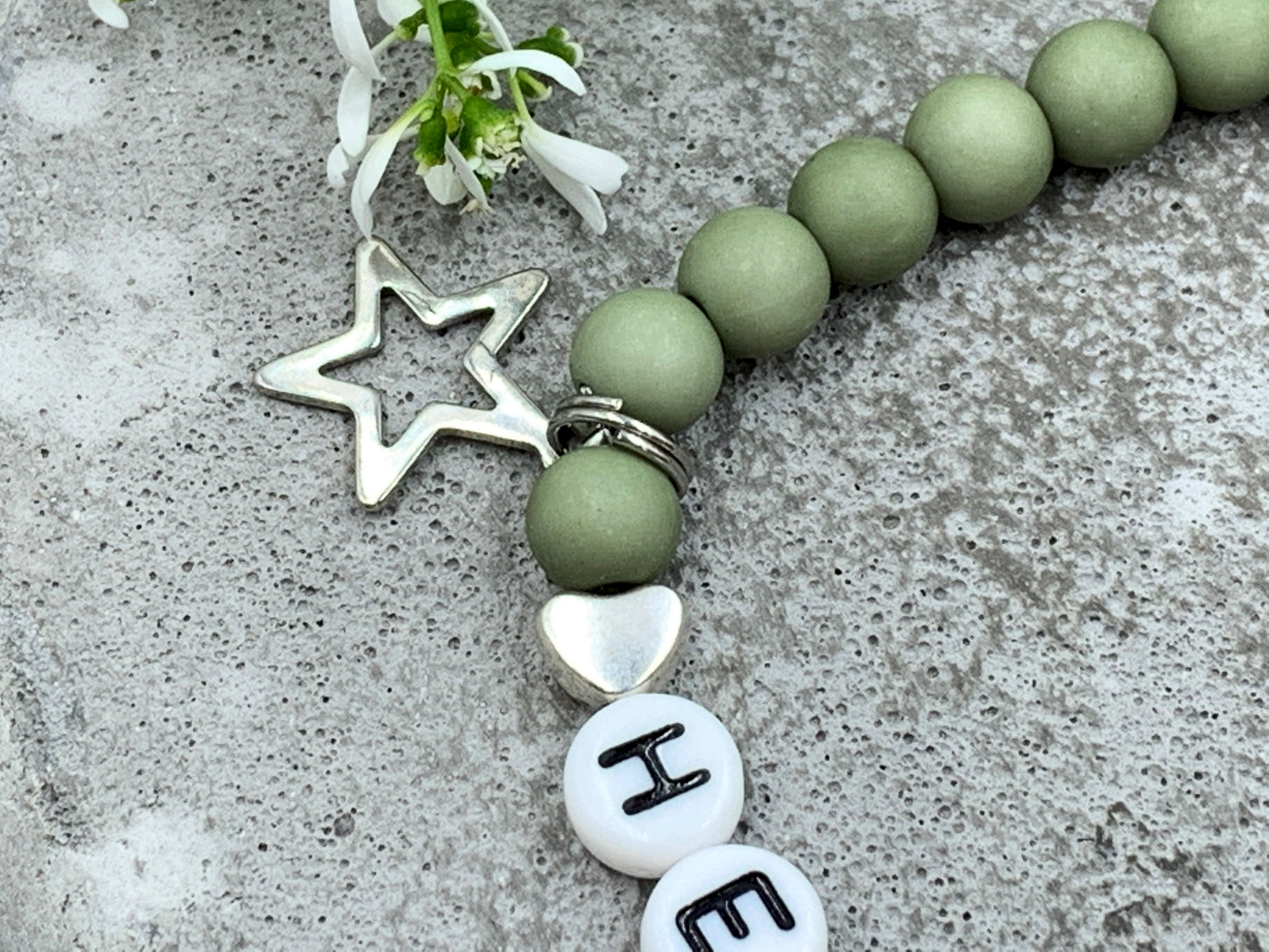 Armband Herzensmensch oliv Acryl - Namensarmband personalisierbar - Geschenk Lieblingsmensch Mama Mädcehn - Wunschfarbe - Handmade personalisierbar
