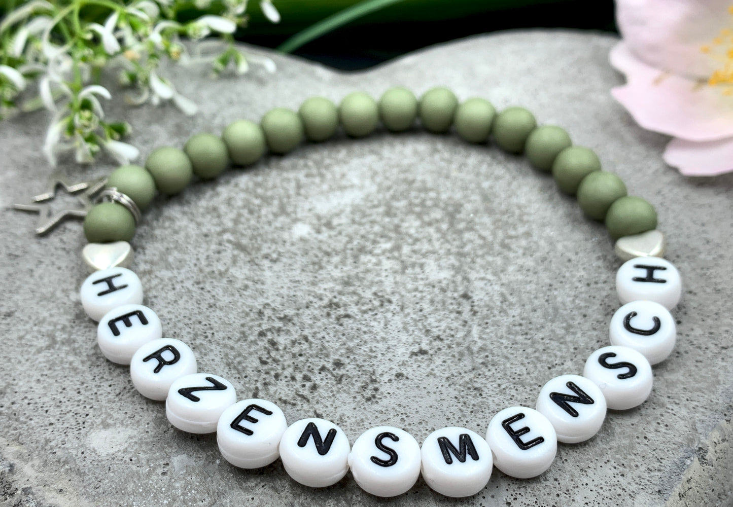 Armband Herzensmensch oliv Acryl - Namensarmband personalisierbar - Geschenk Lieblingsmensch Mama Mädcehn - Wunschfarbe - Handmade personalisierbar