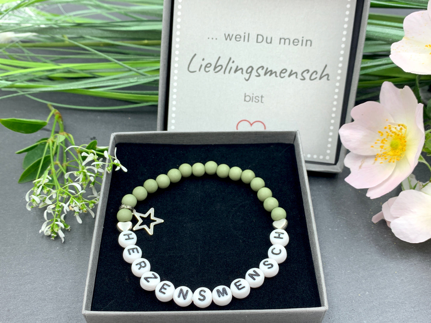 Armband Herzensmensch oliv Acryl - Namensarmband personalisierbar - Geschenk Lieblingsmensch Mama Mädcehn - Wunschfarbe - Handmade personalisierbar