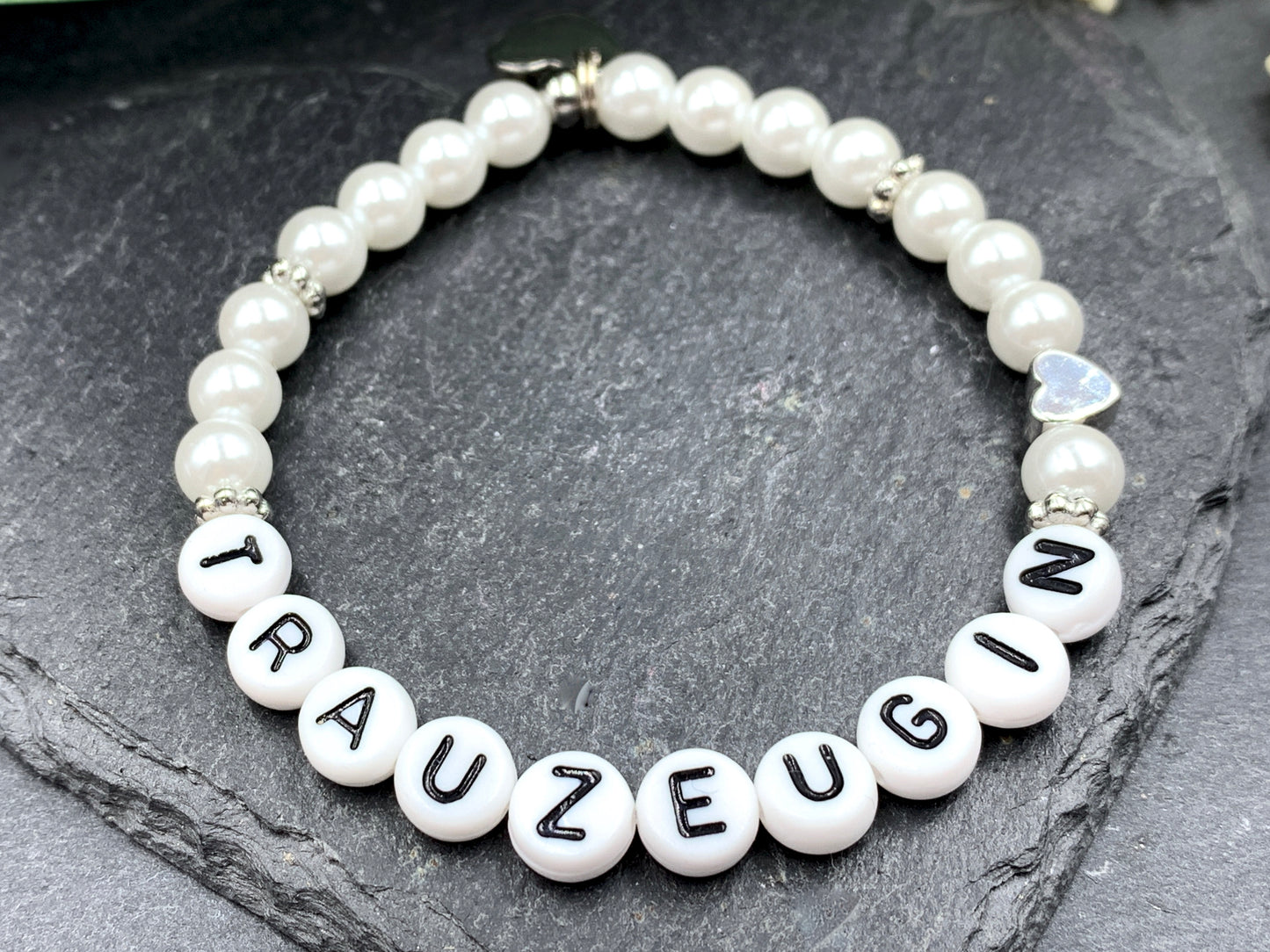 Armband Trauzeugin weiß Perlmuttimitat Glas Herz hochwertig platiniert - Geschenk Brautjungfer rund um JGA - Hochzeitsschmuck