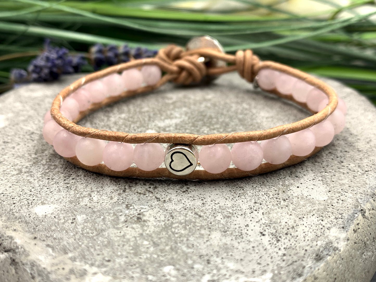 Bohoarmband gewickelt Rosenquarz mit Herz - Rosenquarzarmband Natursteine - Geschenk Herzensmensch