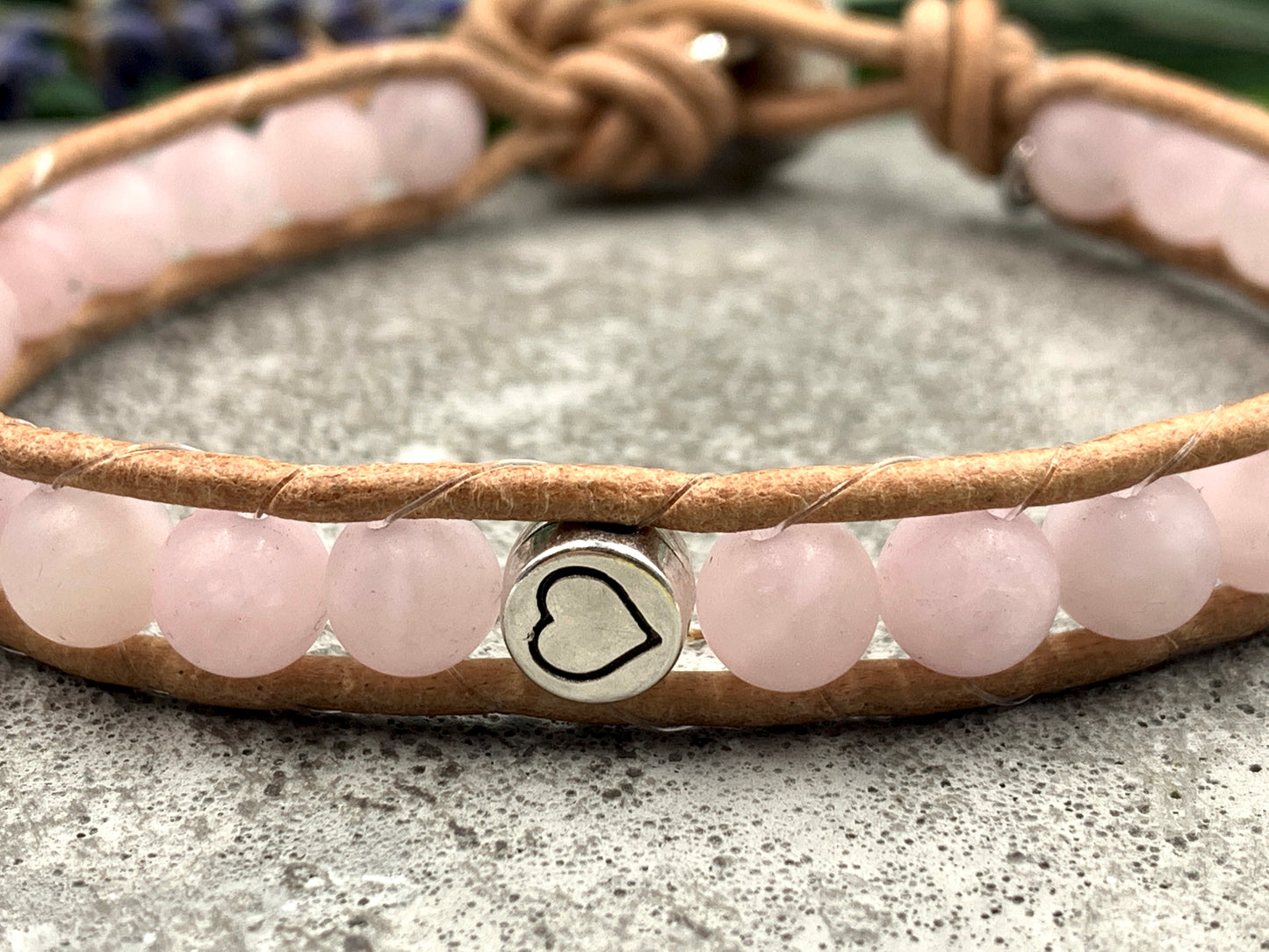 Bohoarmband gewickelt Rosenquarz mit Herz - Rosenquarzarmband Natursteine - Geschenk Herzensmensch