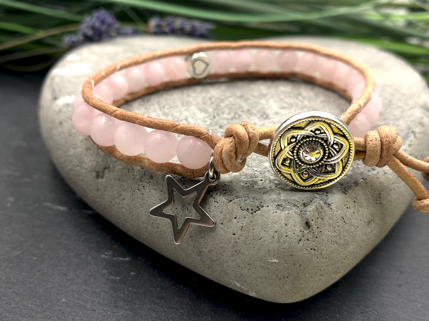 Bohoarmband gewickelt Rosenquarz mit Herz - Rosenquarzarmband Natursteine - Geschenk Herzensmensch