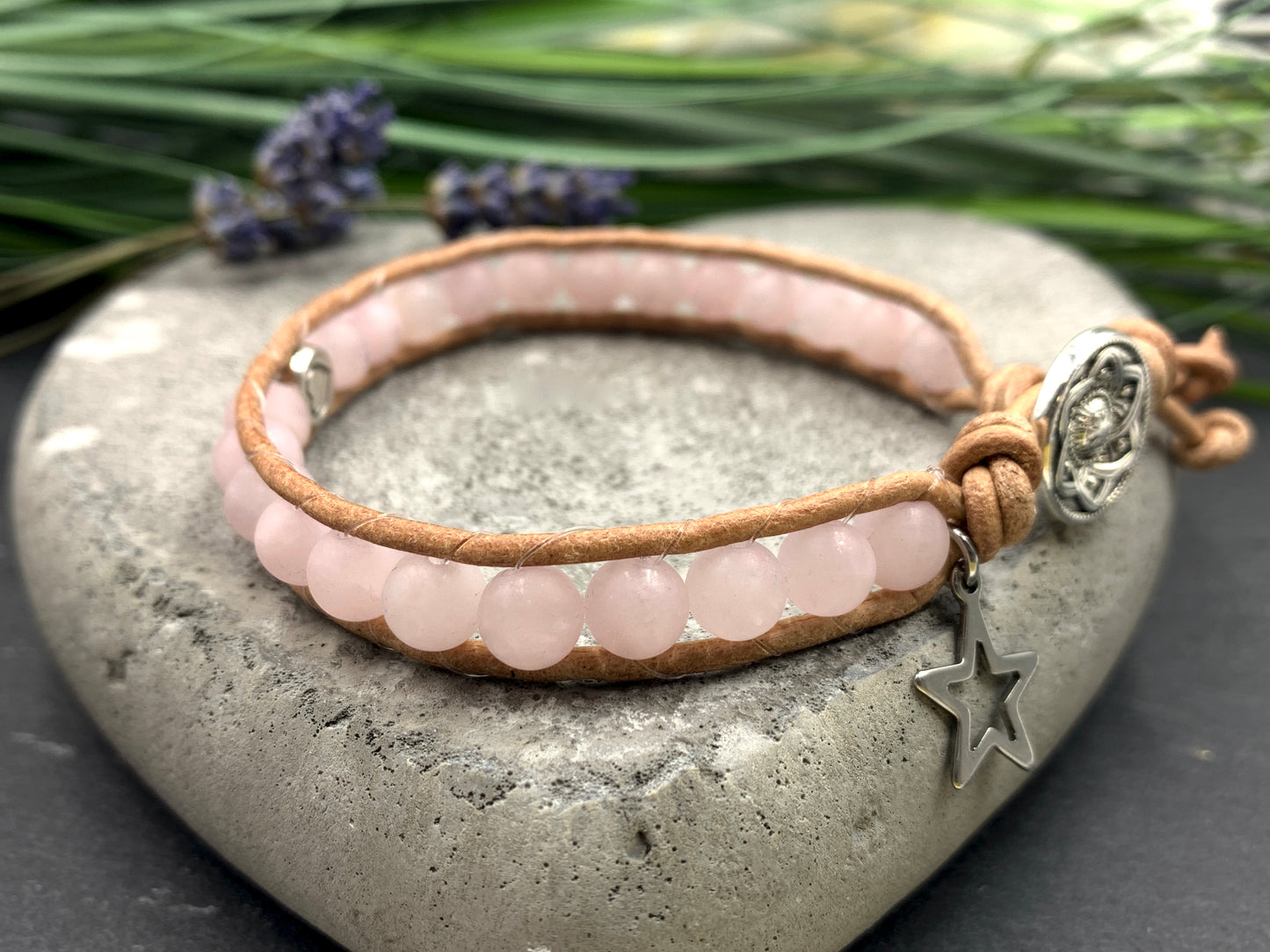 Bohoarmband gewickelt Rosenquarz mit Herz - Rosenquarzarmband Natursteine - Geschenk Herzensmensch
