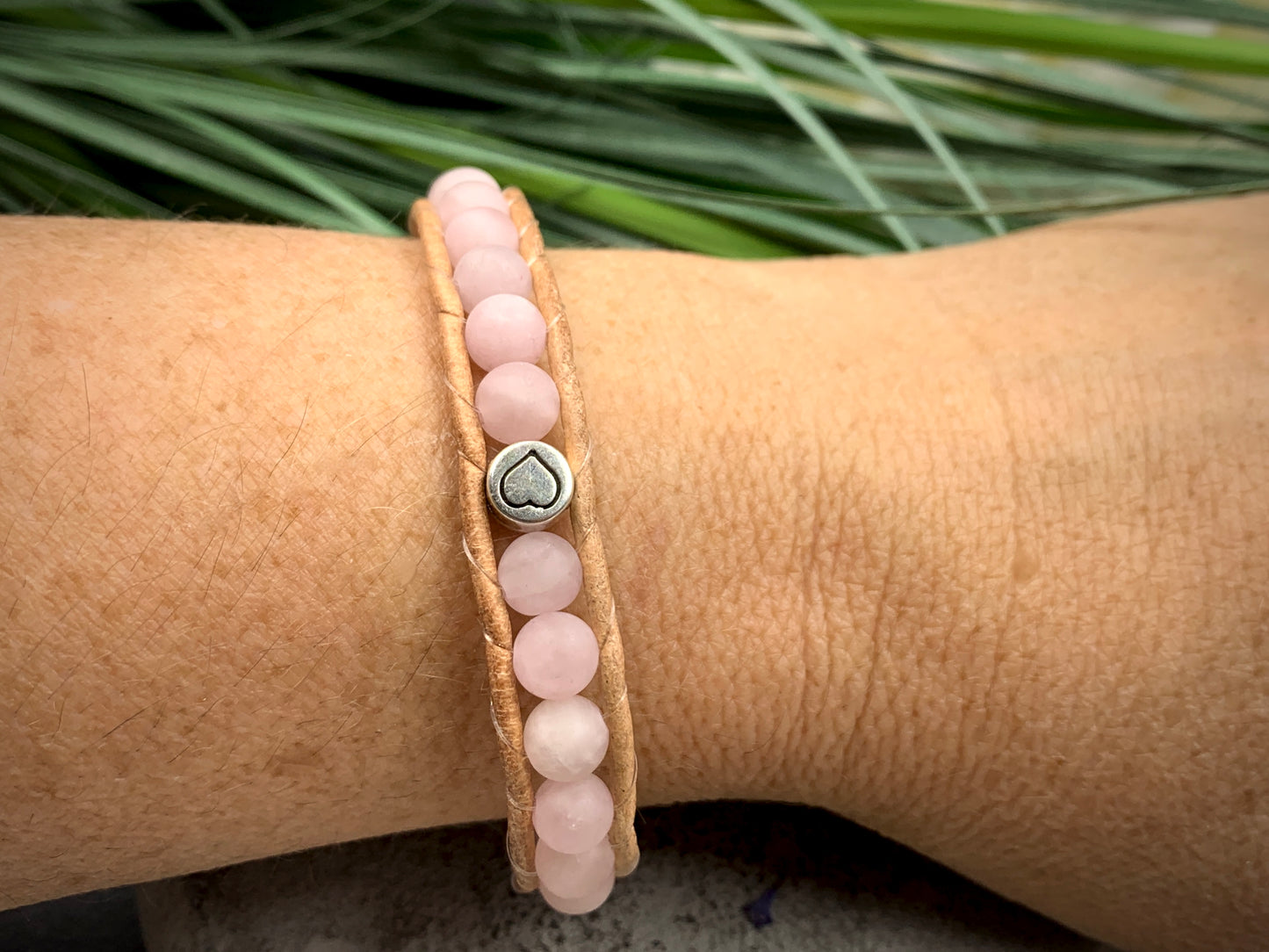 Bohoarmband gewickelt Rosenquarz mit Herz - Rosenquarzarmband Natursteine - Geschenk Herzensmensch