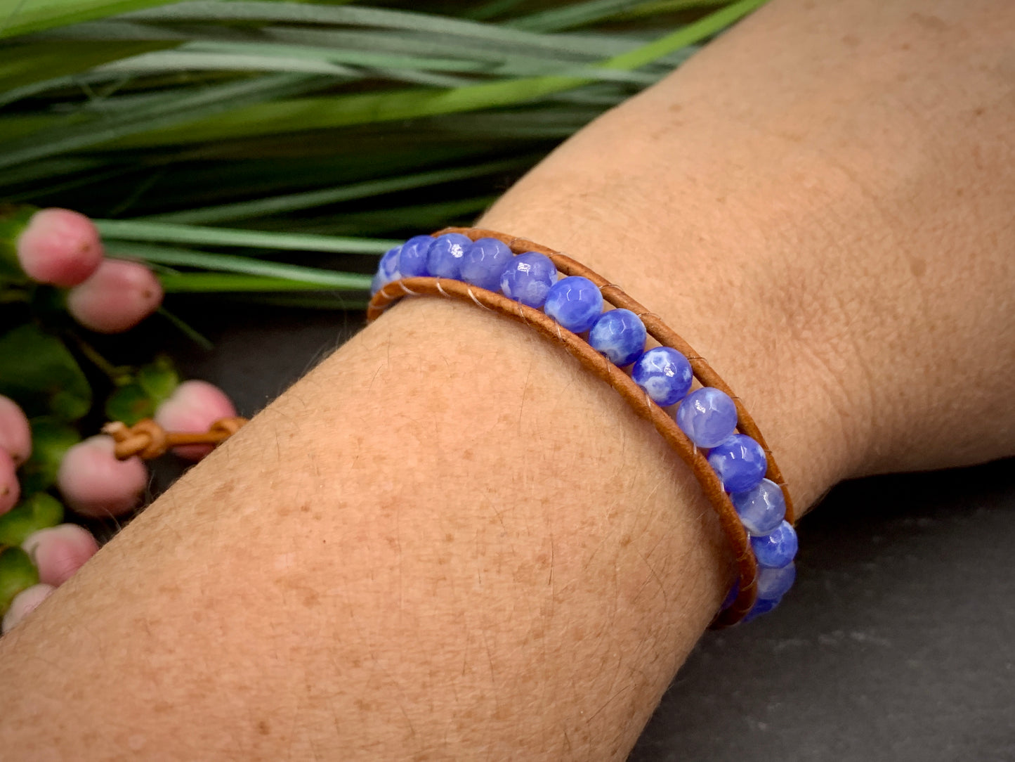 Bohoarmband blauer Achat facettiert mit Leder