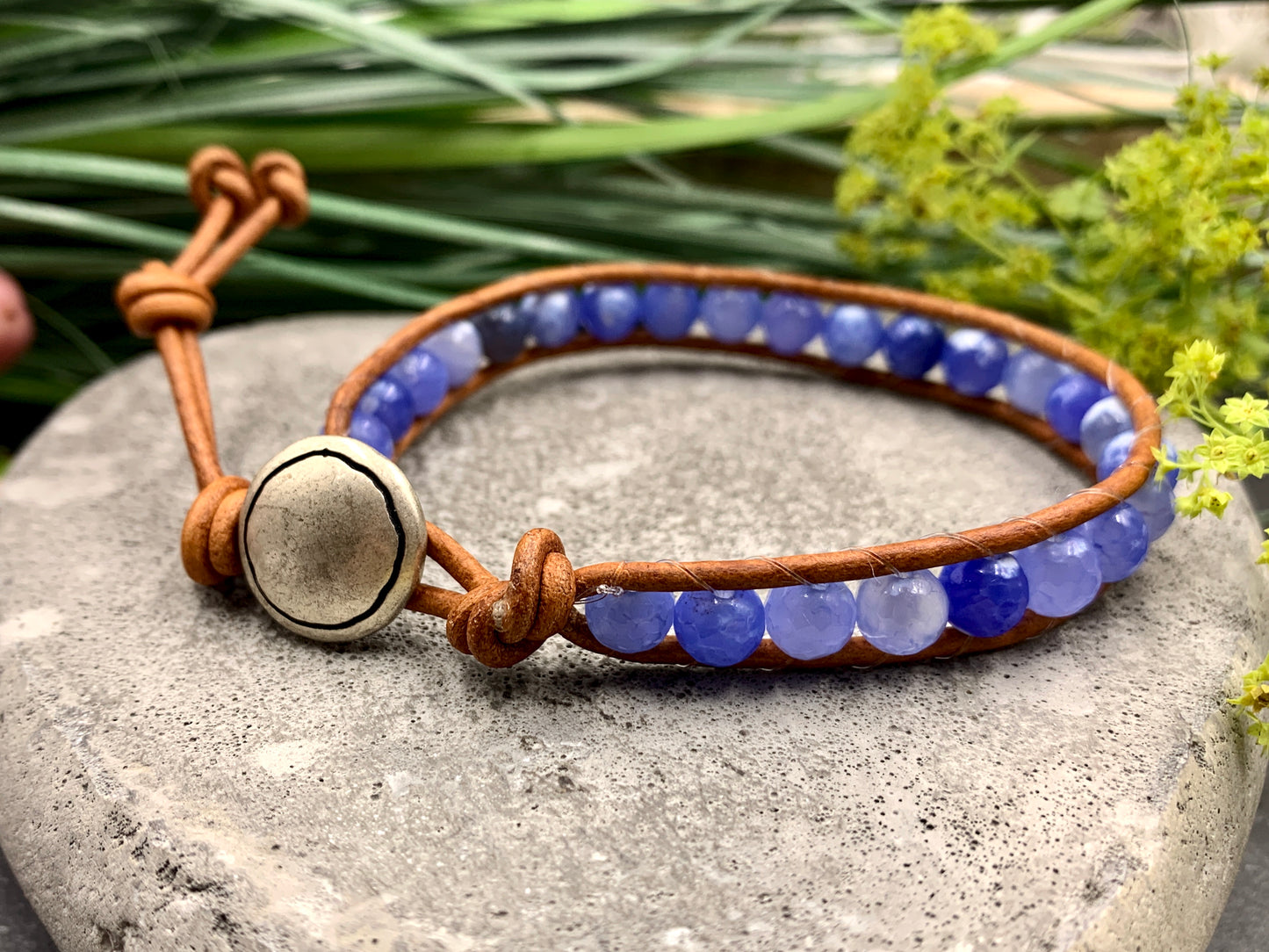 Bohoarmband blauer Achat facettiert mit Leder