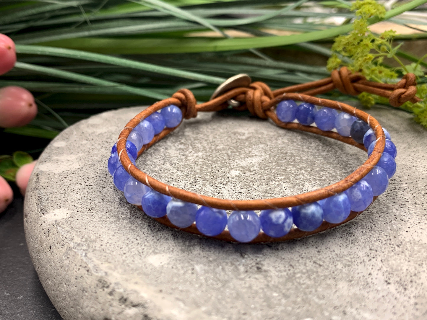Bohoarmband blauer Achat facettiert mit Leder