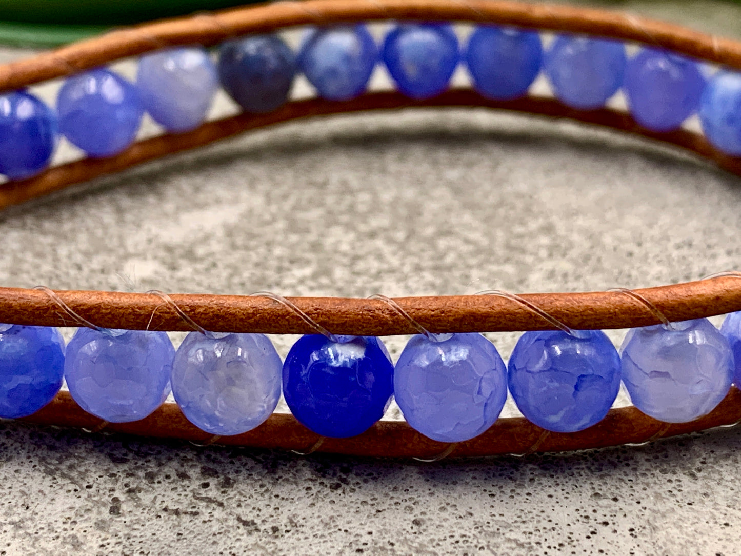 Bohoarmband blauer Achat facettiert mit Leder