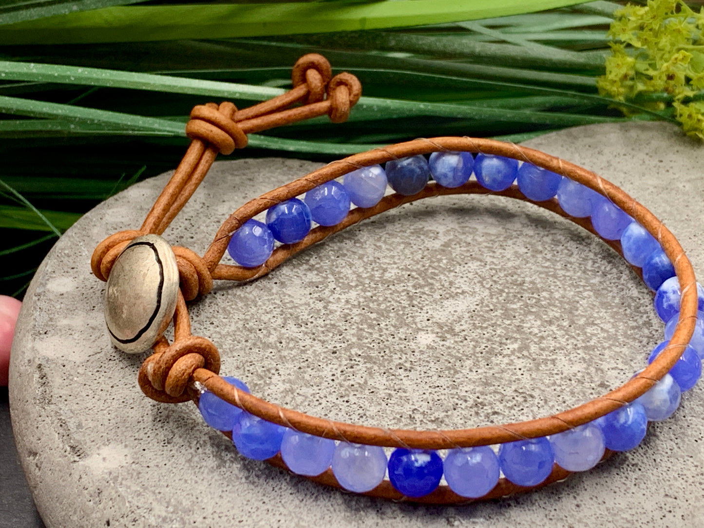 Bohoarmband blauer Achat facettiert mit Leder