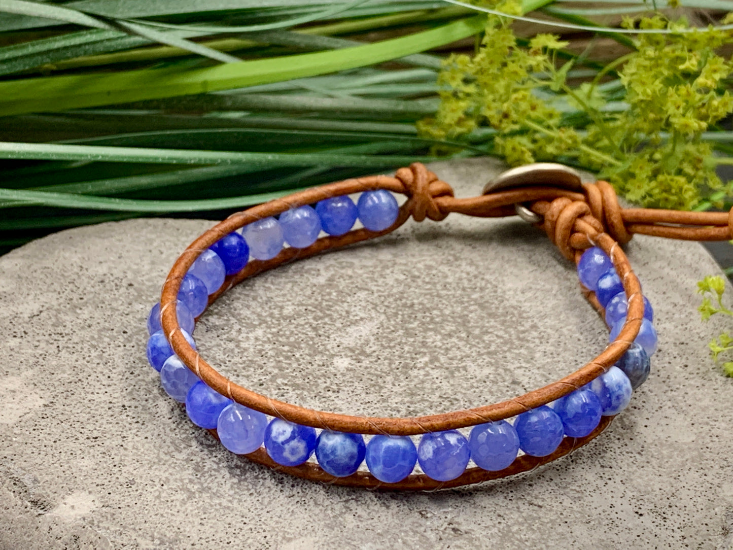 Bohoarmband blauer Achat facettiert mit Leder