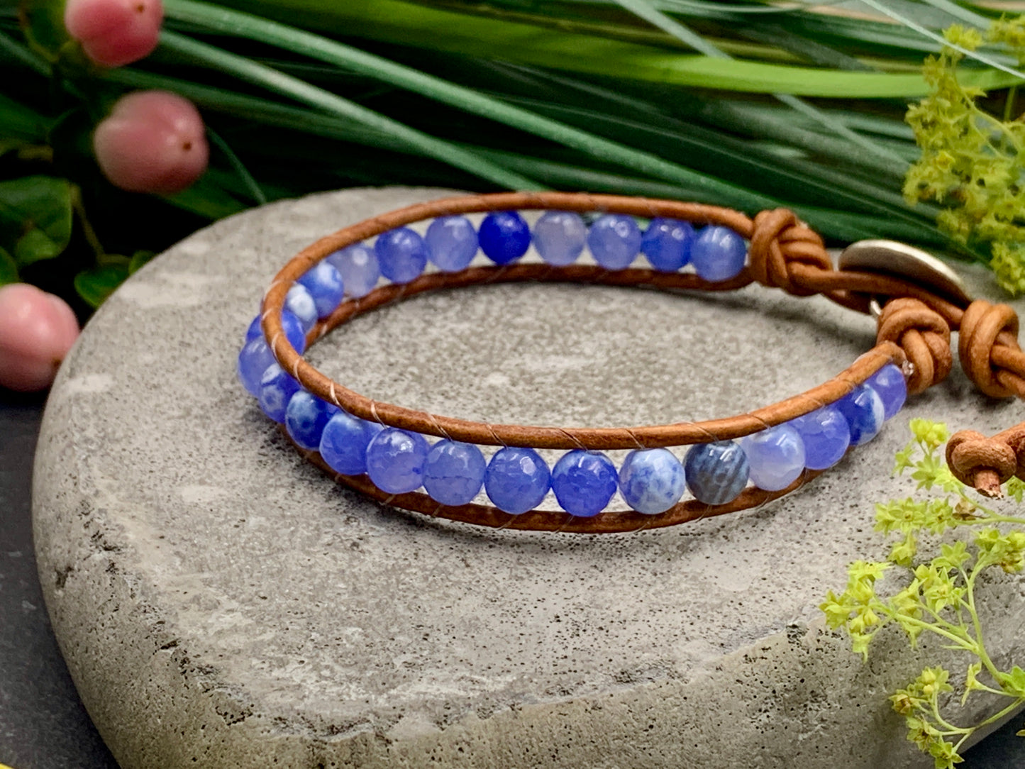 Bohoarmband blauer Achat facettiert mit Leder