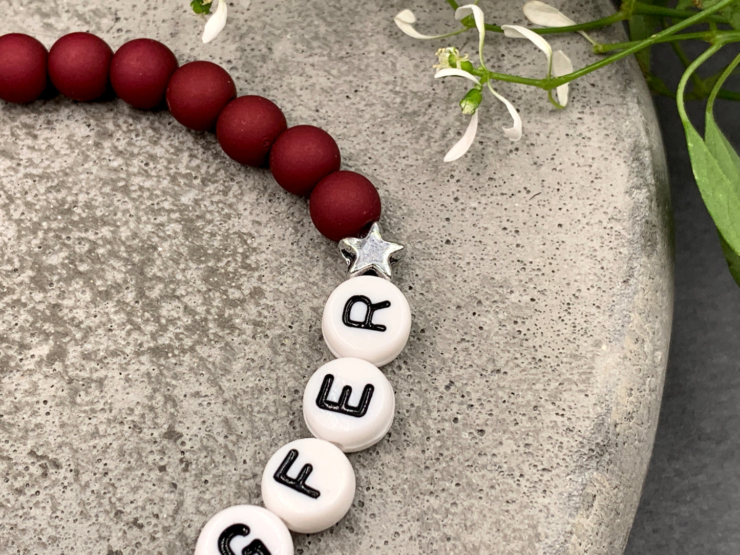Armband Brautjungfer bordeaux Acrylperlen - Geschenk Brautjungfer Trauzeugin - Andenken heiraten JGA - Handmade personalisierbar