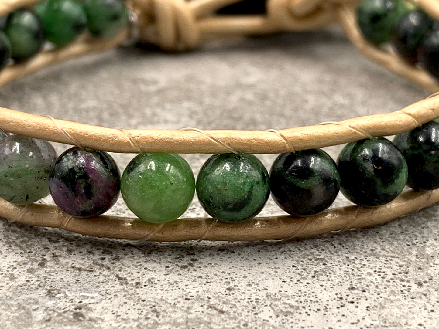 Armband Rubin in Zoisit, Bohoarmband mit Leder, Lieblingsarmband, Geschenkidee für mich