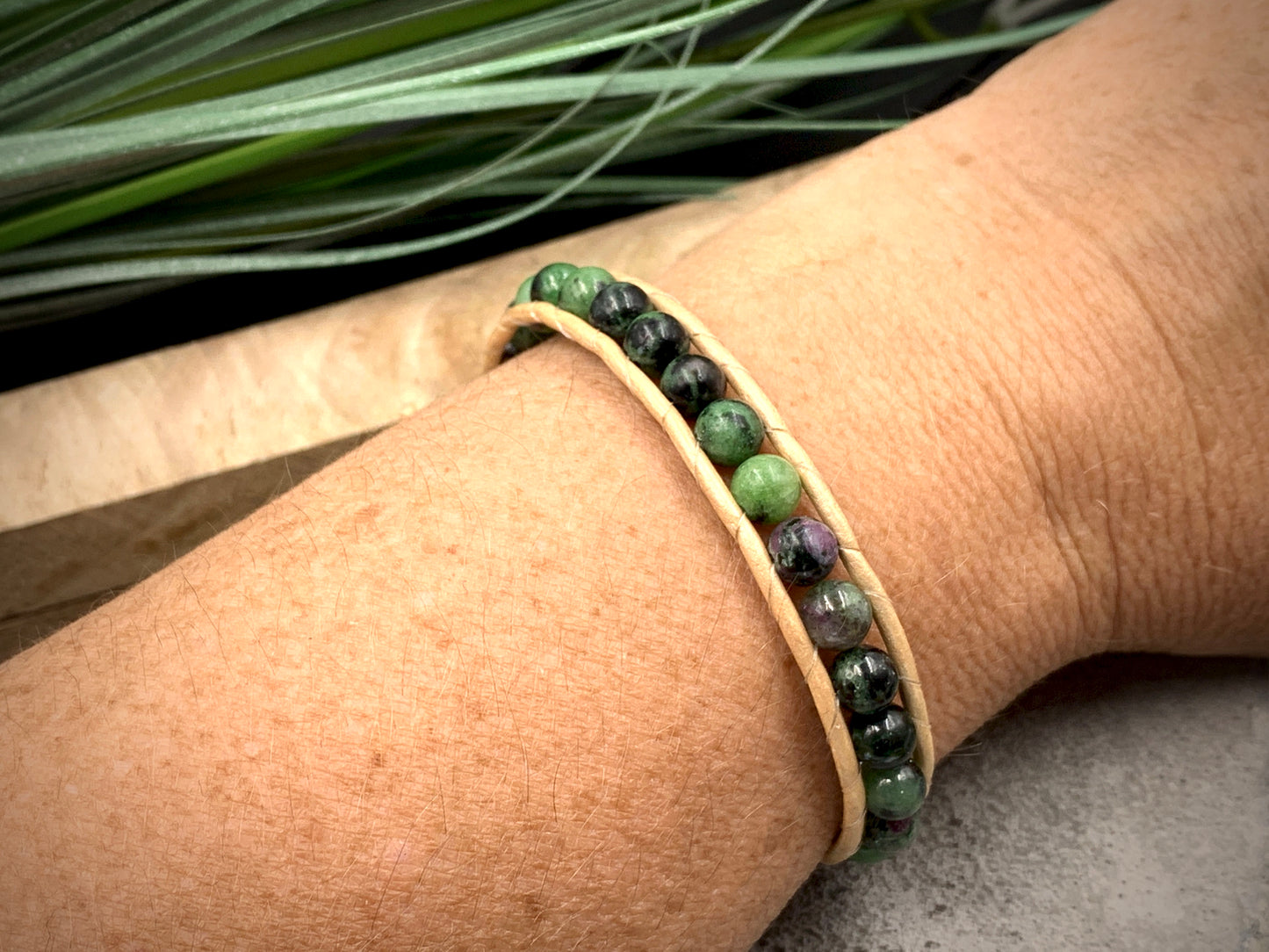 Armband Rubin in Zoisit, Bohoarmband mit Leder, Lieblingsarmband, Geschenkidee für mich