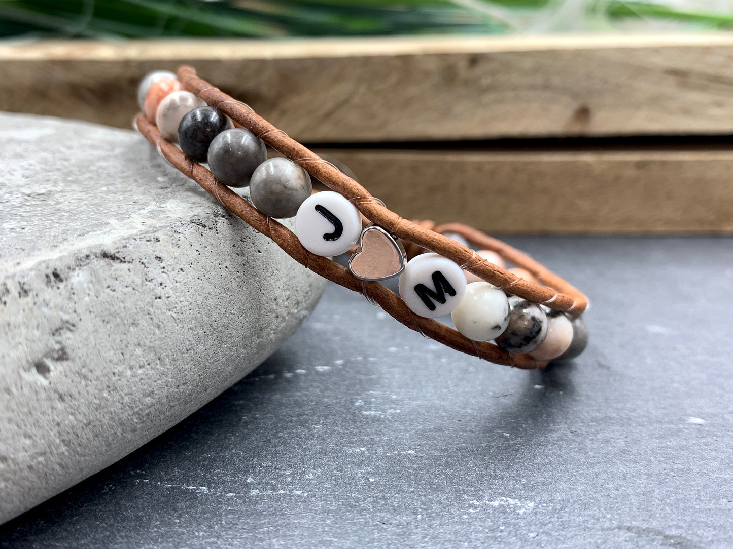 Bohoarmband Zebra Jaspis mit Initialen - Wickelarmband Leder und Edelsteine - Namensarmabnd gewickelt - Geschenkidee Mädchen Namensarmband Perlen - Edelstein nach Wunsch - Handmade personalisierbar
