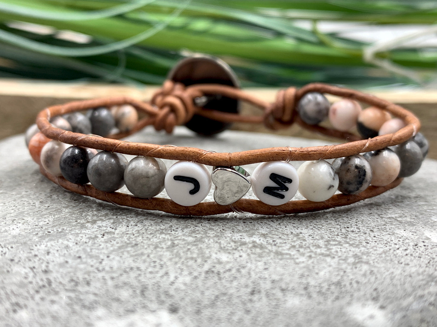 Bohoarmband Zebra Jaspis mit Initialen - Wickelarmband Leder und Edelsteine - Namensarmabnd gewickelt - Geschenkidee Mädchen Namensarmband Perlen - Edelstein nach Wunsch - Handmade personalisierbar