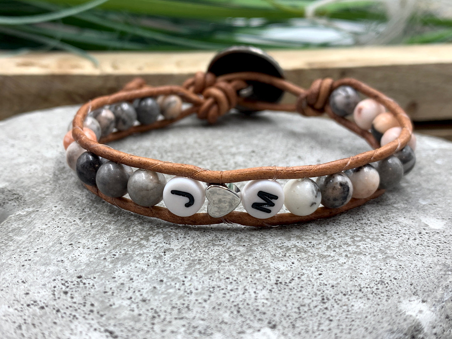 Bohoarmband Zebra Jaspis mit Initialen - Wickelarmband Leder und Edelsteine - Namensarmabnd gewickelt - Geschenkidee Mädchen Namensarmband Perlen - Edelstein nach Wunsch - Handmade personalisierbar