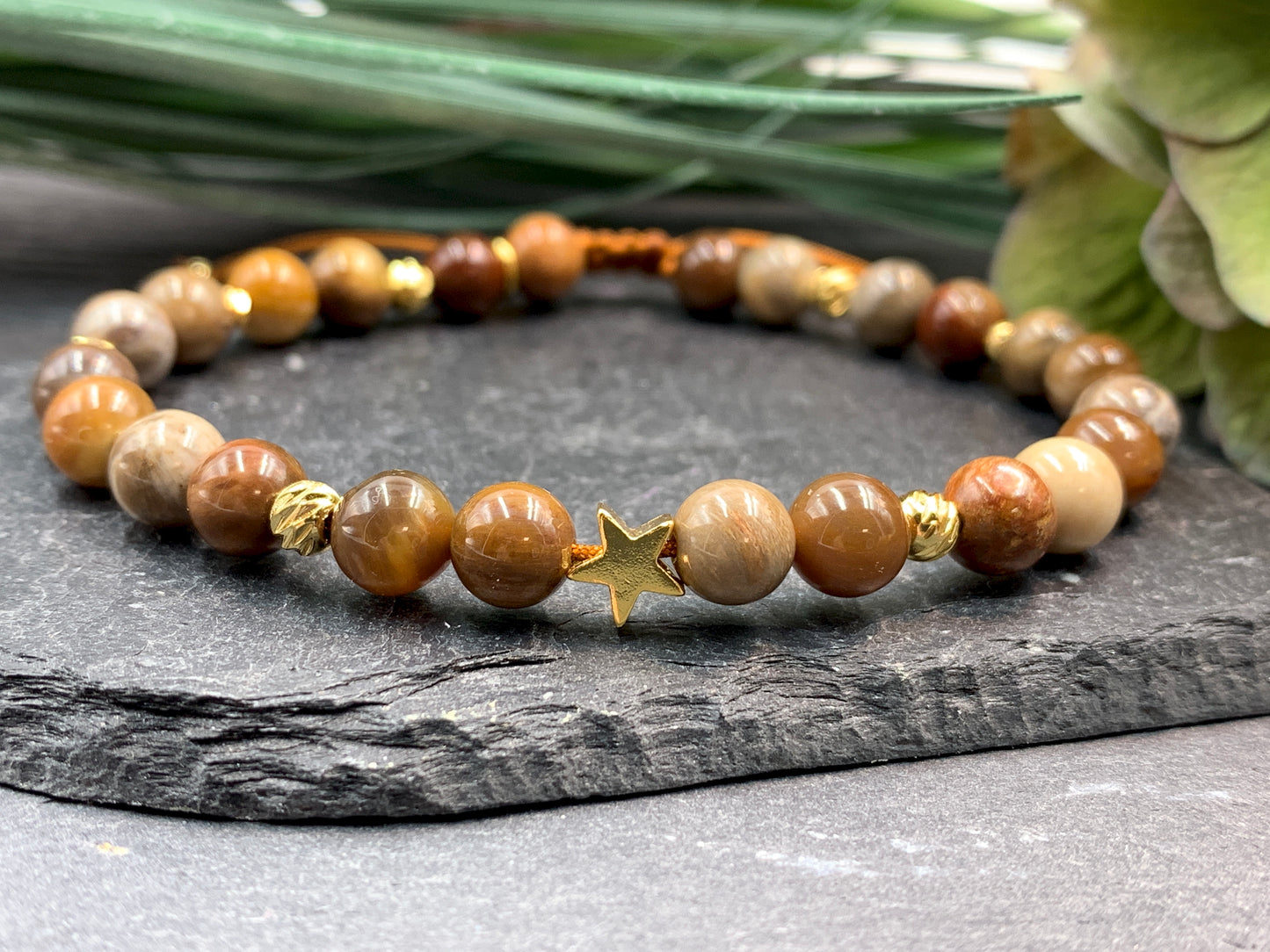 Armband Versteinertes Holz, Facettenperlen 18k Gelbgold plated, Makramee