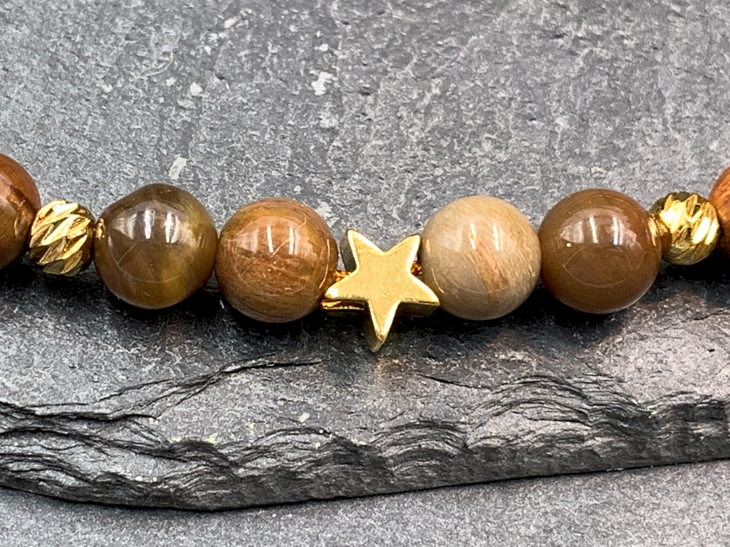 Armband Versteinertes Holz, Facettenperlen 18k Gelbgold plated, Makramee