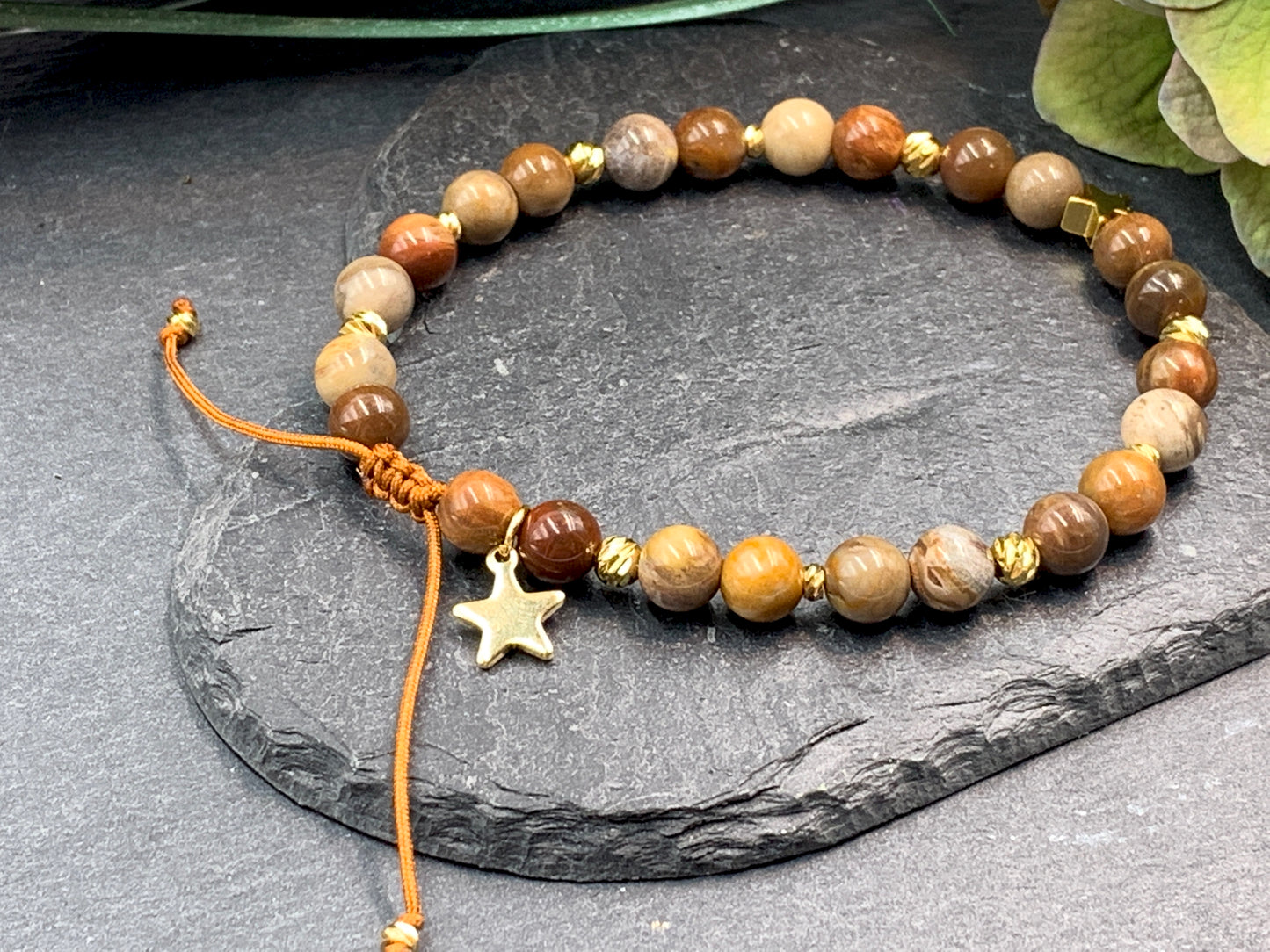 Armband Versteinertes Holz, Facettenperlen 18k Gelbgold plated, Makramee