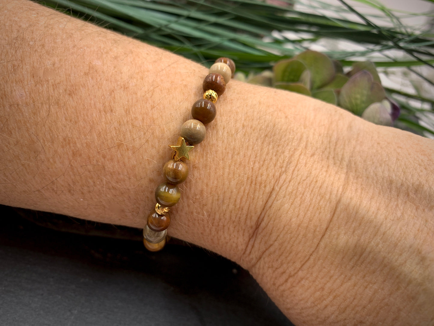 Armband Versteinertes Holz, Facettenperlen 18k Gelbgold plated, Makramee