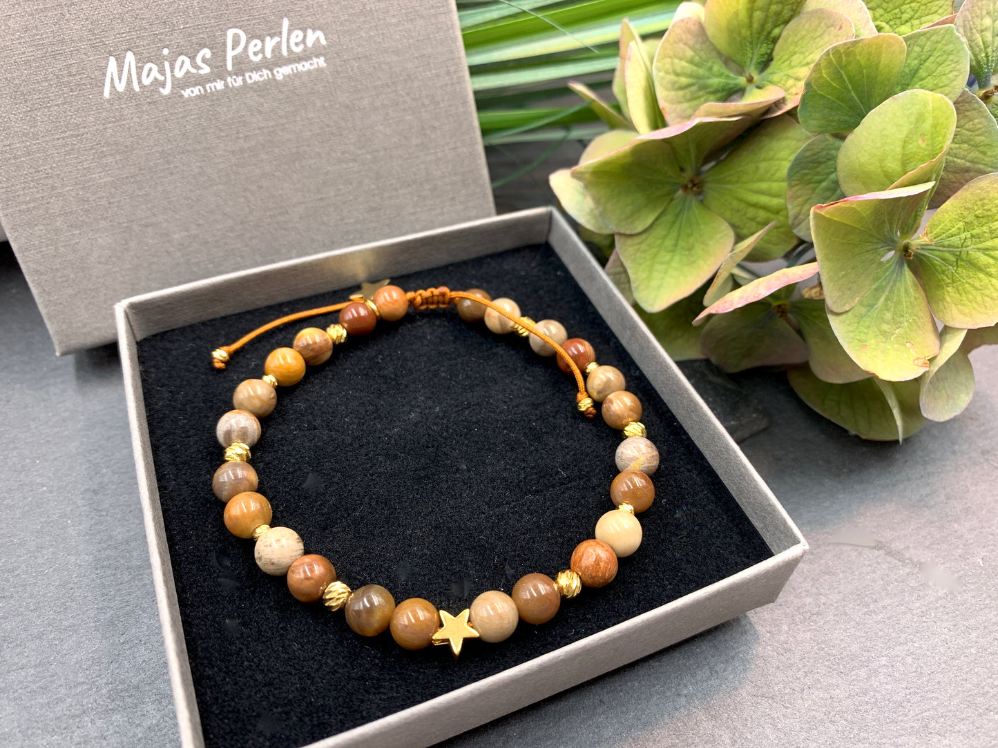 Armband Versteinertes Holz, Facettenperlen 18k Gelbgold plated, Makramee