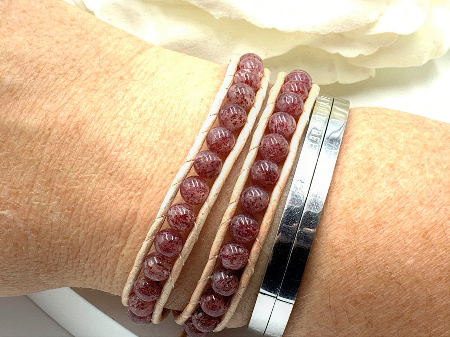 Wickelarmband Erbeerquarz und Leder -  Perlenarmband gewickelt - Bohoarmband - Edelsteinarmband nach Wunsch - Geschenk Mama Liebe Glück