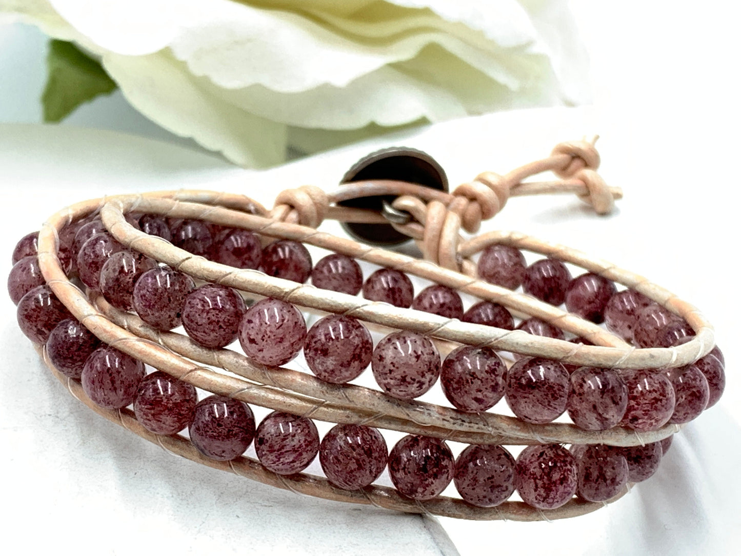 Wickelarmband Erbeerquarz und Leder -  Perlenarmband gewickelt - Bohoarmband - Edelsteinarmband nach Wunsch - Geschenk Mama Liebe Glück